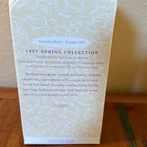 Hallmark collector Series Springtime Barbie - Picture 2 of 5